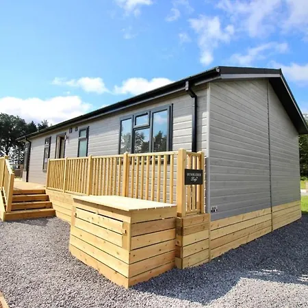 Hollicarrs - Bumblebee Lodge