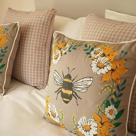 Lodge Hollicarrs - Bumblebee *