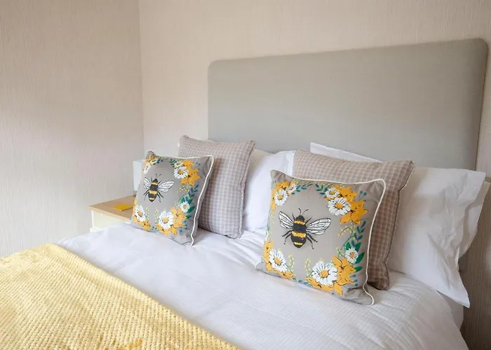 Hollicarrs - Bumblebee York