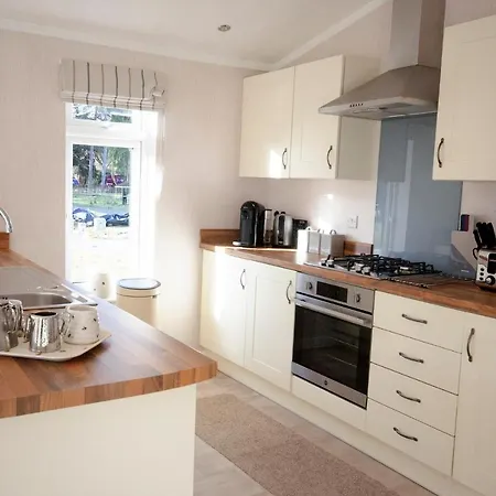 Hollicarrs - Bumblebee Lodge *