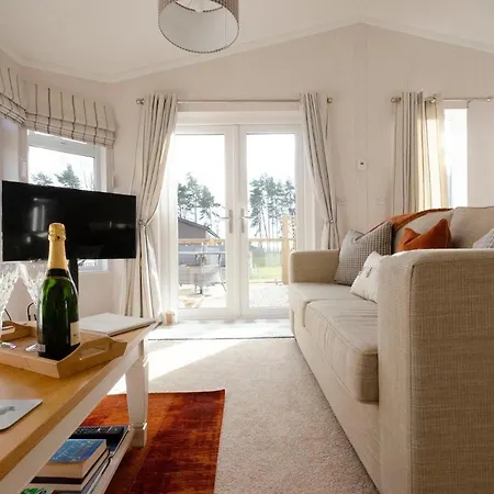 Lodge Hollicarrs - Bumblebee