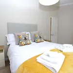 Hollicarrs - Bumblebee Lodge York