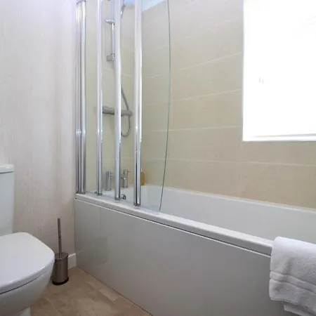 Lodge Hollicarrs - Bumblebee