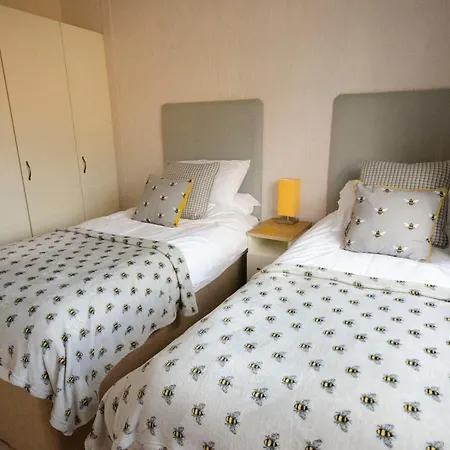 Hollicarrs - Bumblebee Lodge *