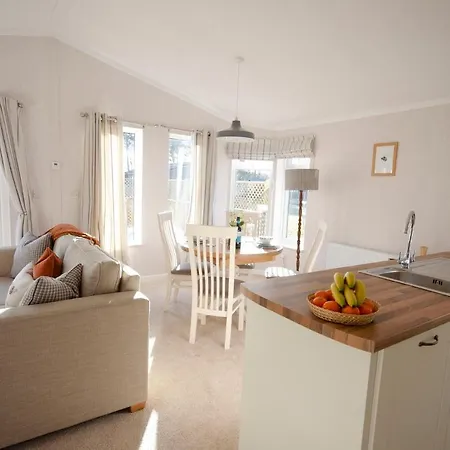 Lodge Hollicarrs - Bumblebee *