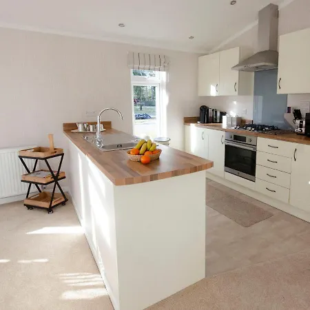 Lodge Hollicarrs - Bumblebee *